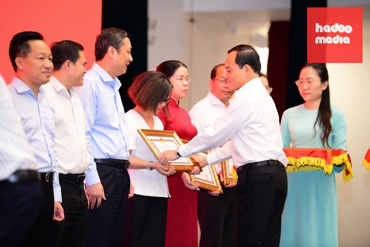 Bí thư Thành ủy TP.HCM Trần Lưu Quang khen thưởng các tập thể có thành tích trong công tác xây dựng luật Phát triển đô thị - Ảnh: QUANG ĐỊNH
