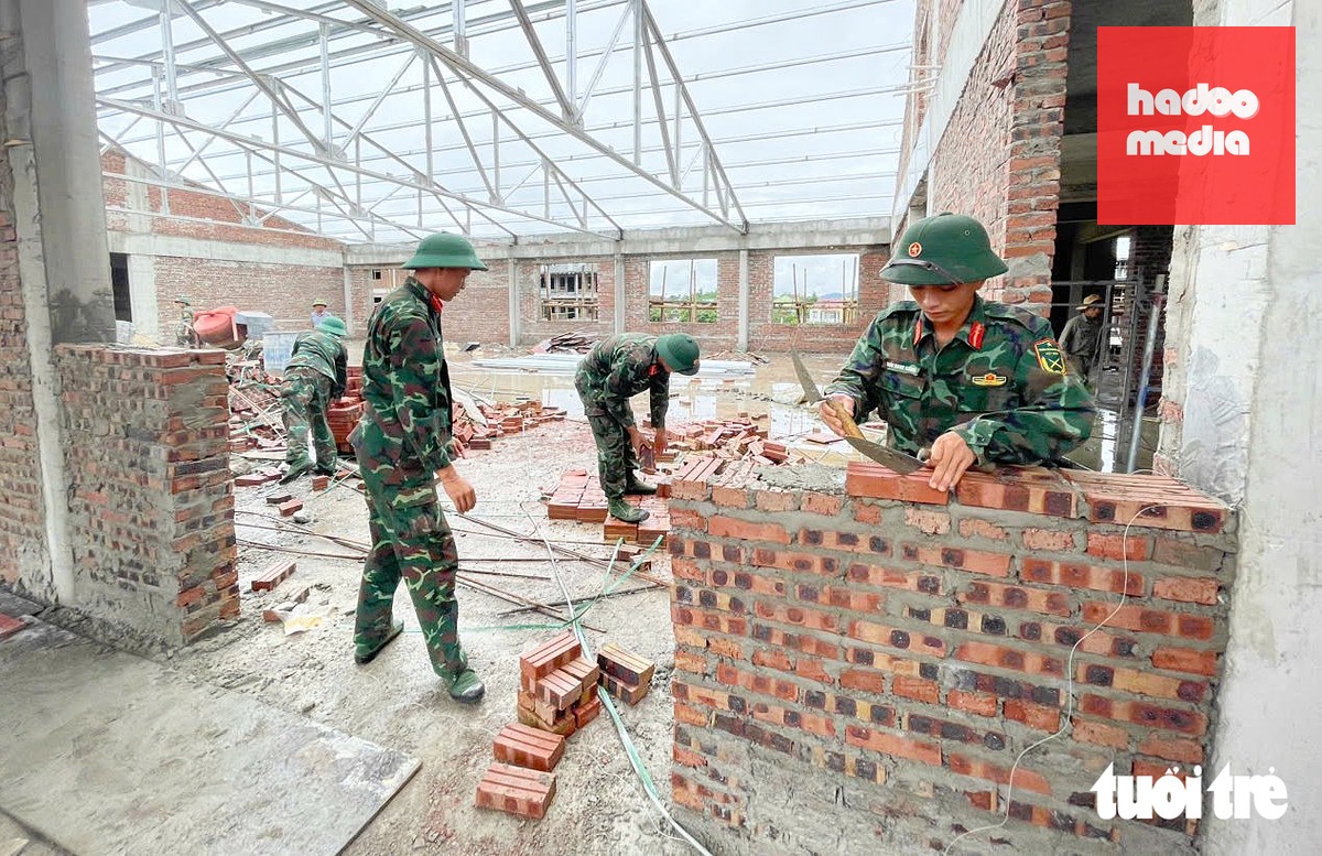 Các chiến sĩ tham gia xây dựng Trường phổ thông nội trú liên cấp Tiểu học và THCS Anh Sơn, Nghệ An với tinh thần khẩn trương - Ảnh: DOÃN HÒA