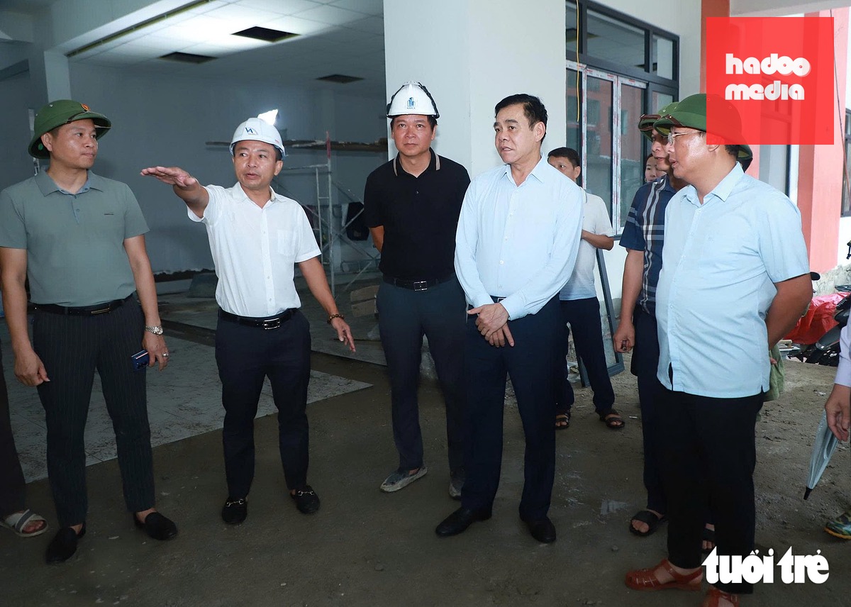 Ông Võ Trọng Hải - Phó bí thư Tỉnh ủy, Chủ tịch UBND tỉnh Nghệ An (thứ tư từ trái qua) - trực tiếp kiểm tra tiến độ xây dựng Trường phổ thông nội trú liên cấp Tiểu học và THCS Anh Sơn - Ảnh: DOÃN HÒA