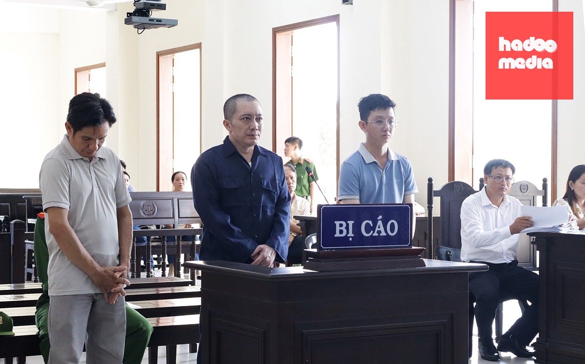 Các bị cáo tại tòa ngày 26-8 - Ảnh: NHẪN NAM
