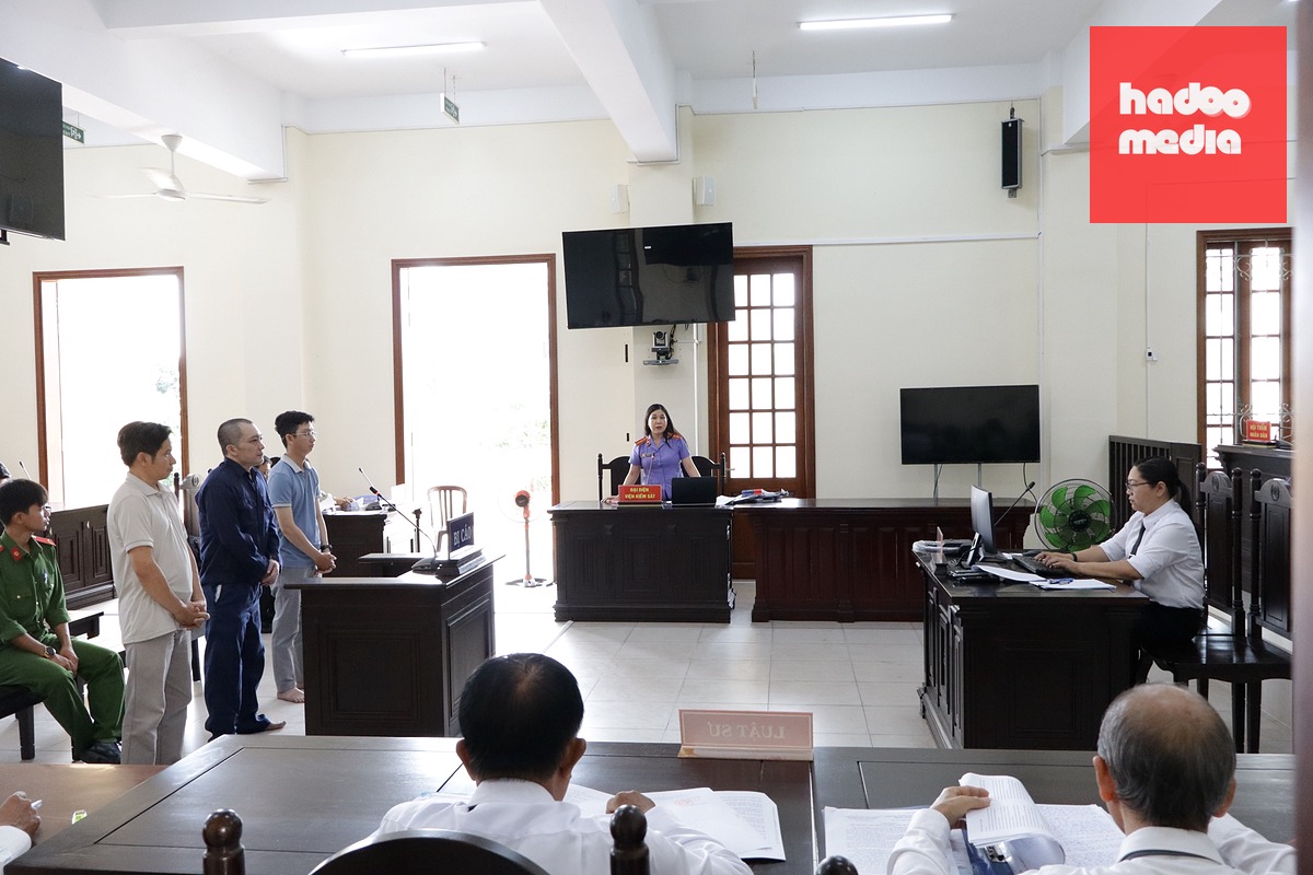 Quang cảnh phiên tòa - Ảnh: NHẪN NAM