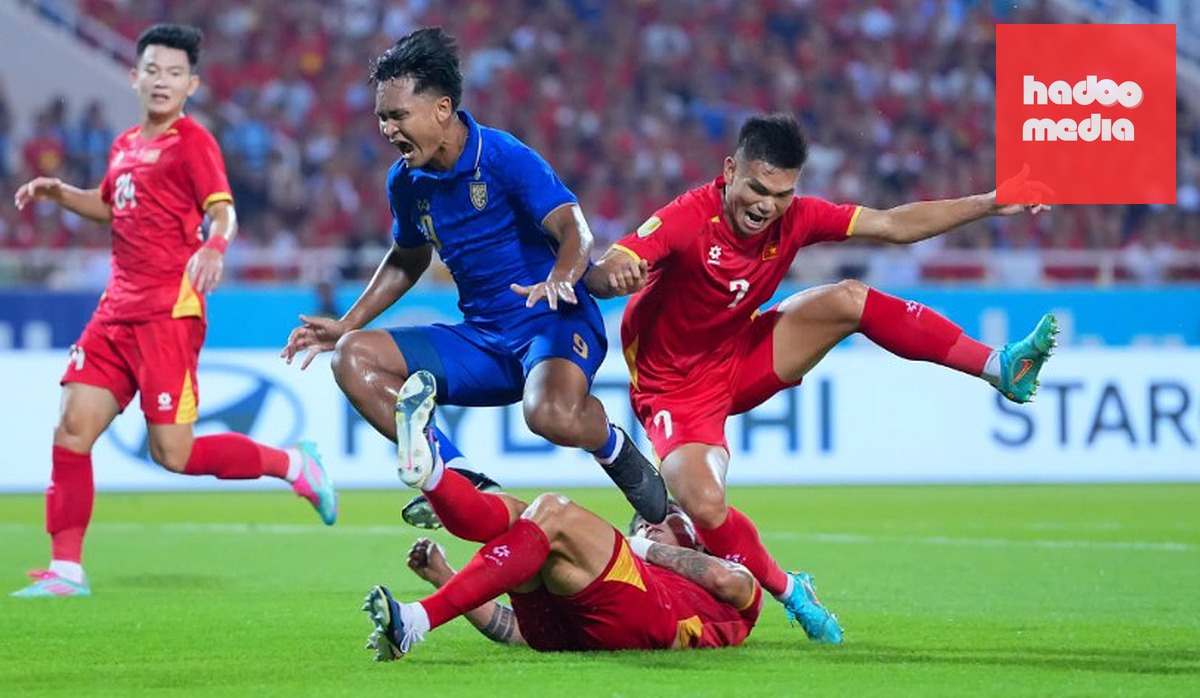 Tuyển Việt Nam và Thái Lan có màn so tài quyết liệt sau 45 phút đầu tiên. Ảnh: Changsuek.
