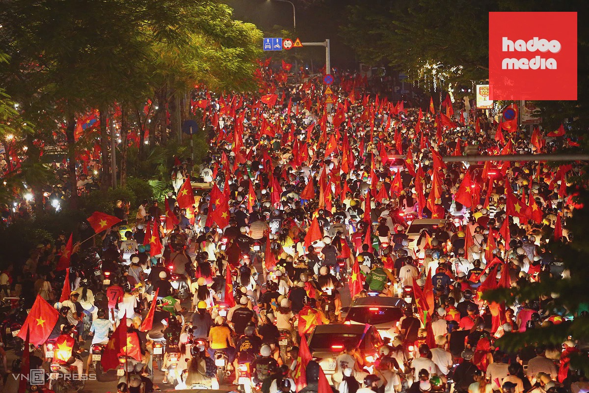 Dòng phương tiện ken đặc trên phố Xã Đàn. Ảnh: Phạm Chiểu