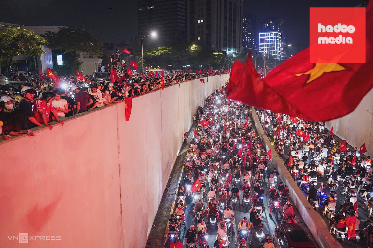 Xe cộ di chuyển trên đường và dưới hầm Kim Liên. Ảnh: Hoàng Giang