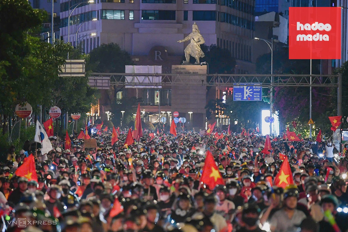 Biển người chờ lưu thông trên đường Tôn Đức Thắng đoạn từ Công trường Mê Linh đến chân cầu Ba Son. Ảnh: Quỳnh Trần