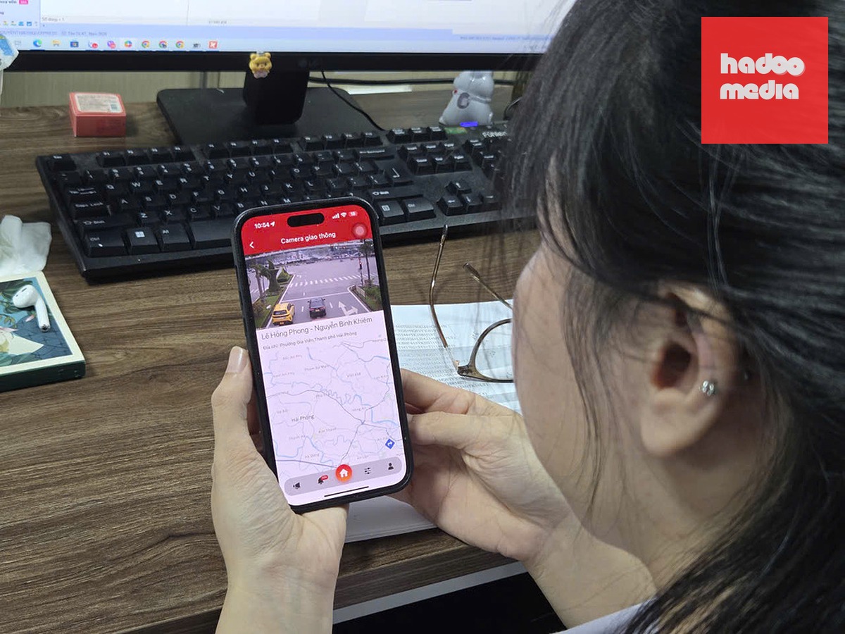 Chị Kiều Thị Ngọc Anh xem camera đường phố trước khi rời công ty. Ảnh: Lê Tân