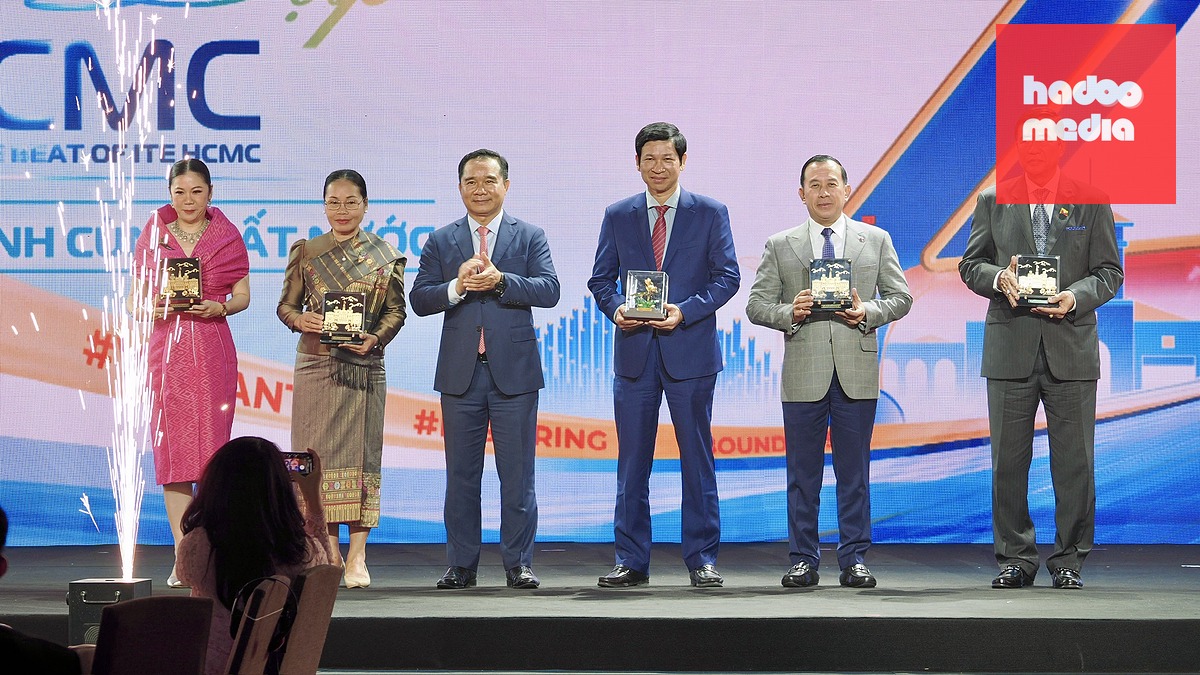 Ông Nguyễn Văn Được - Chủ tịch UBND TP.HCM (thứ ba từ trái sang) - trao tặng biểu trưng tới đại diện các quốc gia đã đồng hành cùng ITE HCMC - Ảnh: TRƯƠNG LINH
