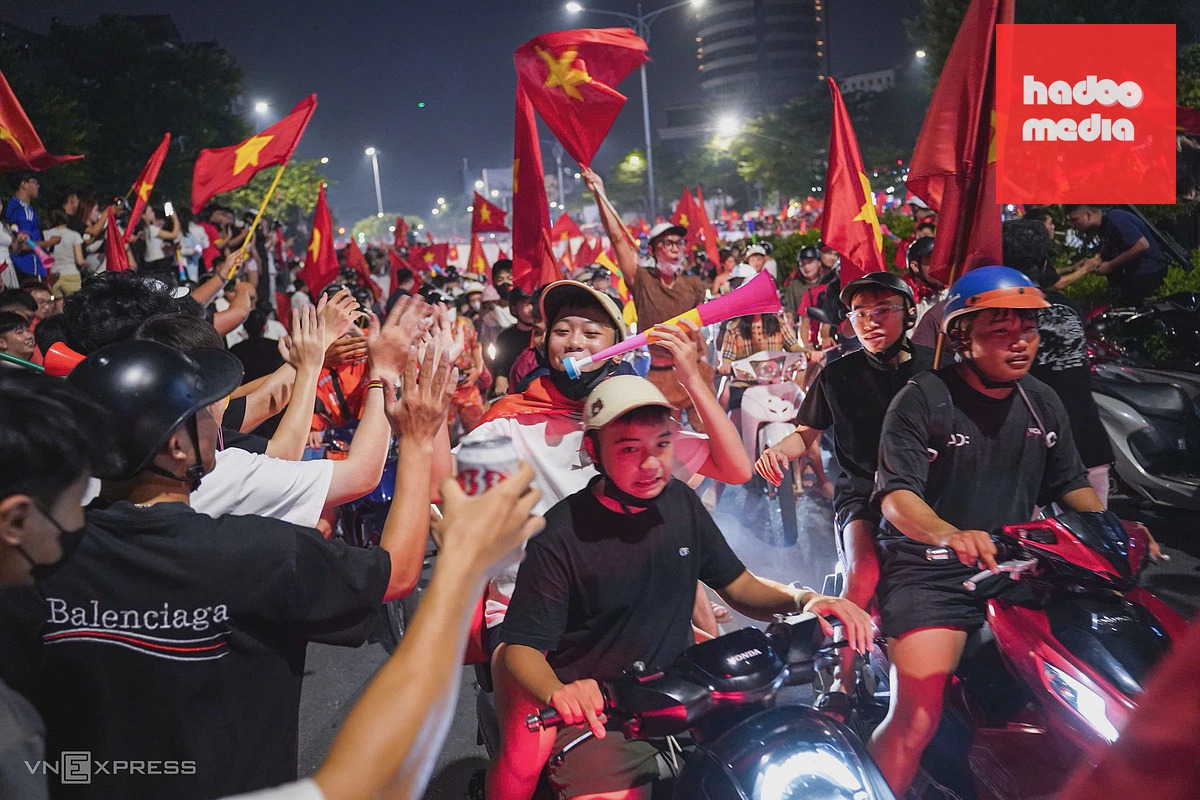Người hâm mộ Việt Nam 'đi bão' xuyên đêm mừng vô địch ASEAN Cup 2026