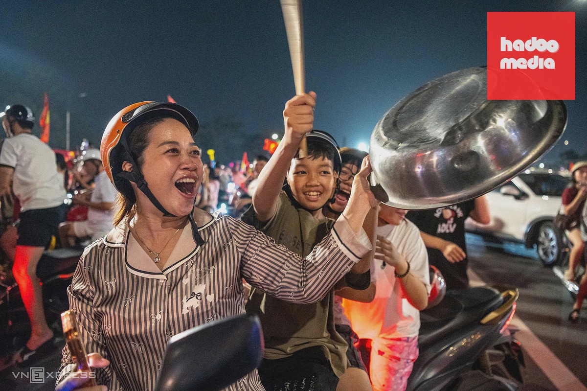 Người hâm mộ Việt Nam 'đi bão' xuyên đêm mừng vô địch ASEAN Cup 2026