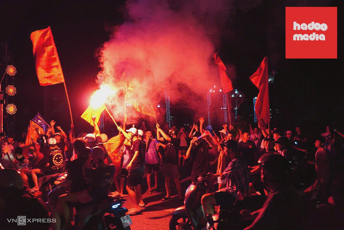 Người hâm mộ Việt Nam 'đi bão' xuyên đêm mừng vô địch ASEAN Cup 2026
