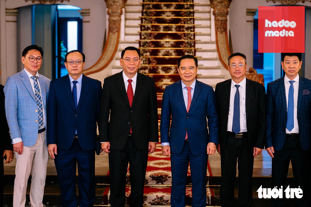 Chủ tịch UBND TP.HCM Nguyễn Văn Được tiếp và làm việc với ông Sililaththongsin Thongpeng - Chủ tịch Ủy ban Chính quyền thủ đô Vientiane, cùng đoàn công tác chiều 26-8 - Ảnh: THANH HIỆP