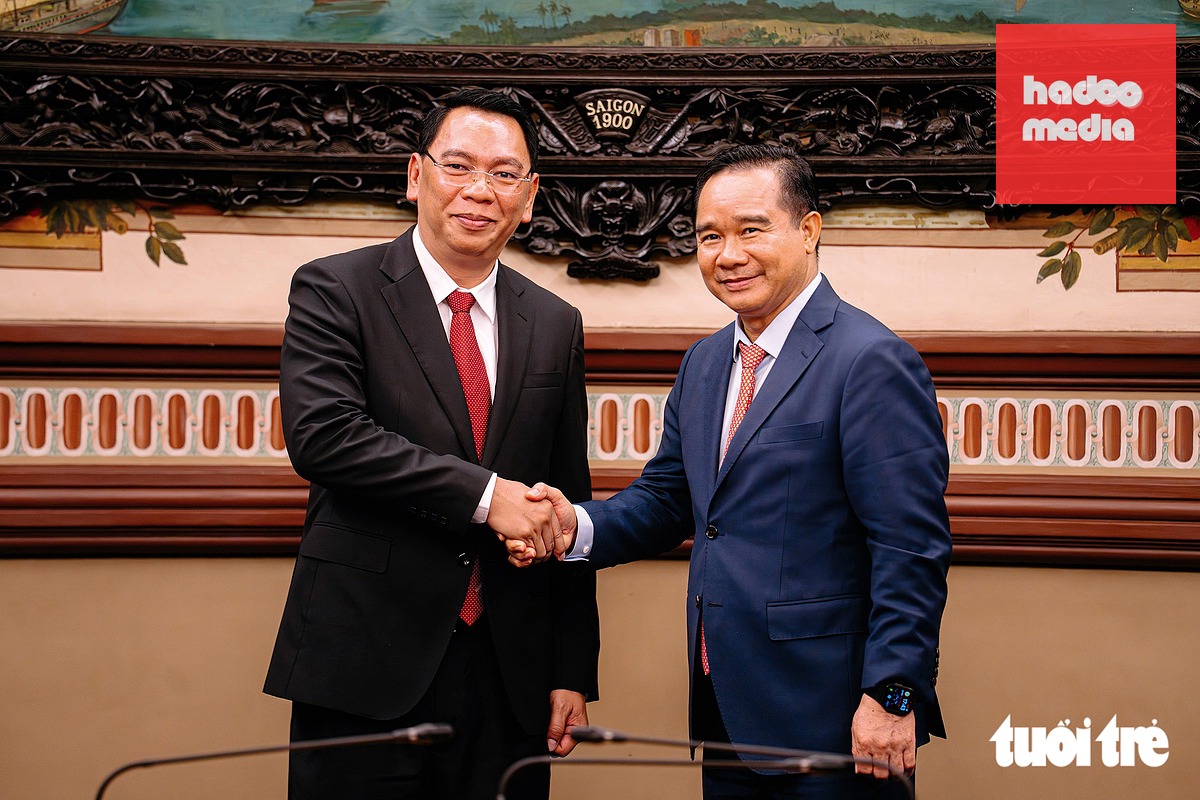 Chủ tịch UBND TP.HCM Nguyễn Văn Được cùng Chủ tịch Ủy ban Chính quyền thủ đô Vientiane Sililaththongsin Thongpeng - Ảnh: THANH HIỆP
