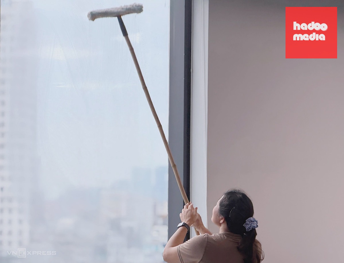 Dọn văn phòng trước kỳ nghỉ lễ. Ảnh: Hồng Chiêu