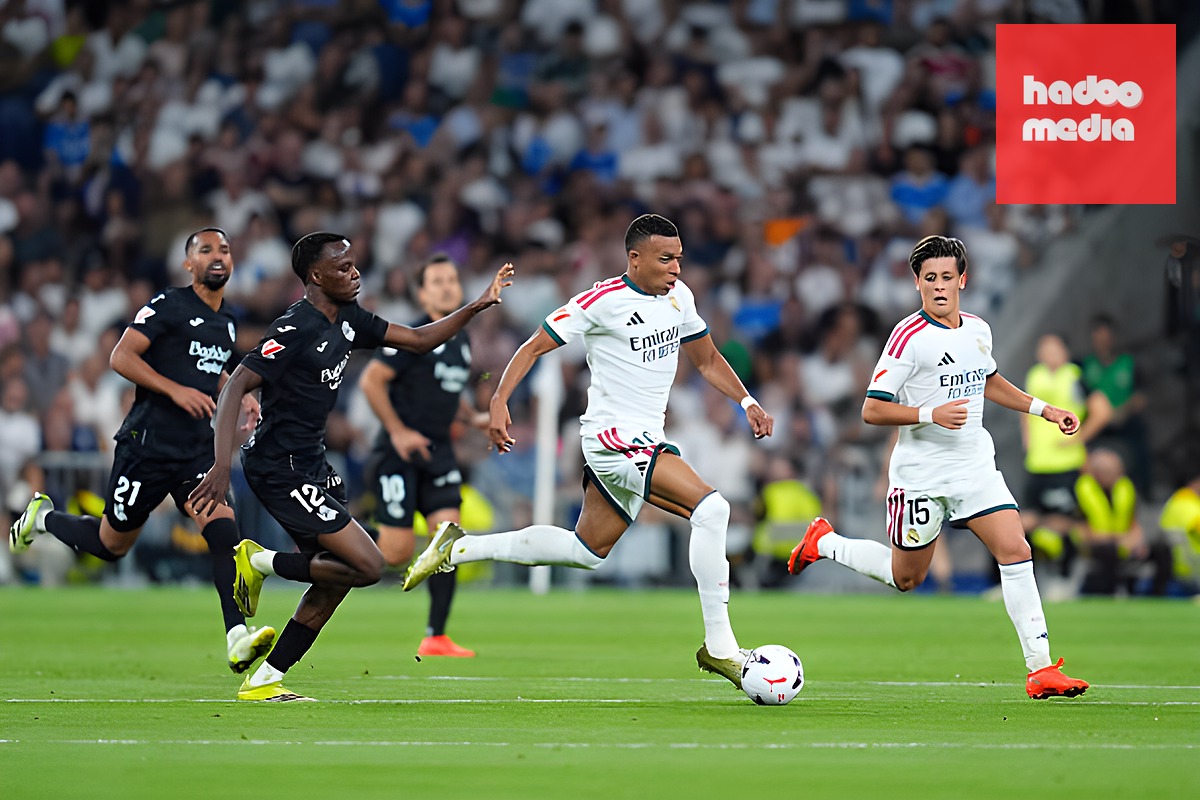 Mbappe khiến hàng thủ Real Sociedad có ngày làm việc mệt nhoài. Ảnh: Getty Images.