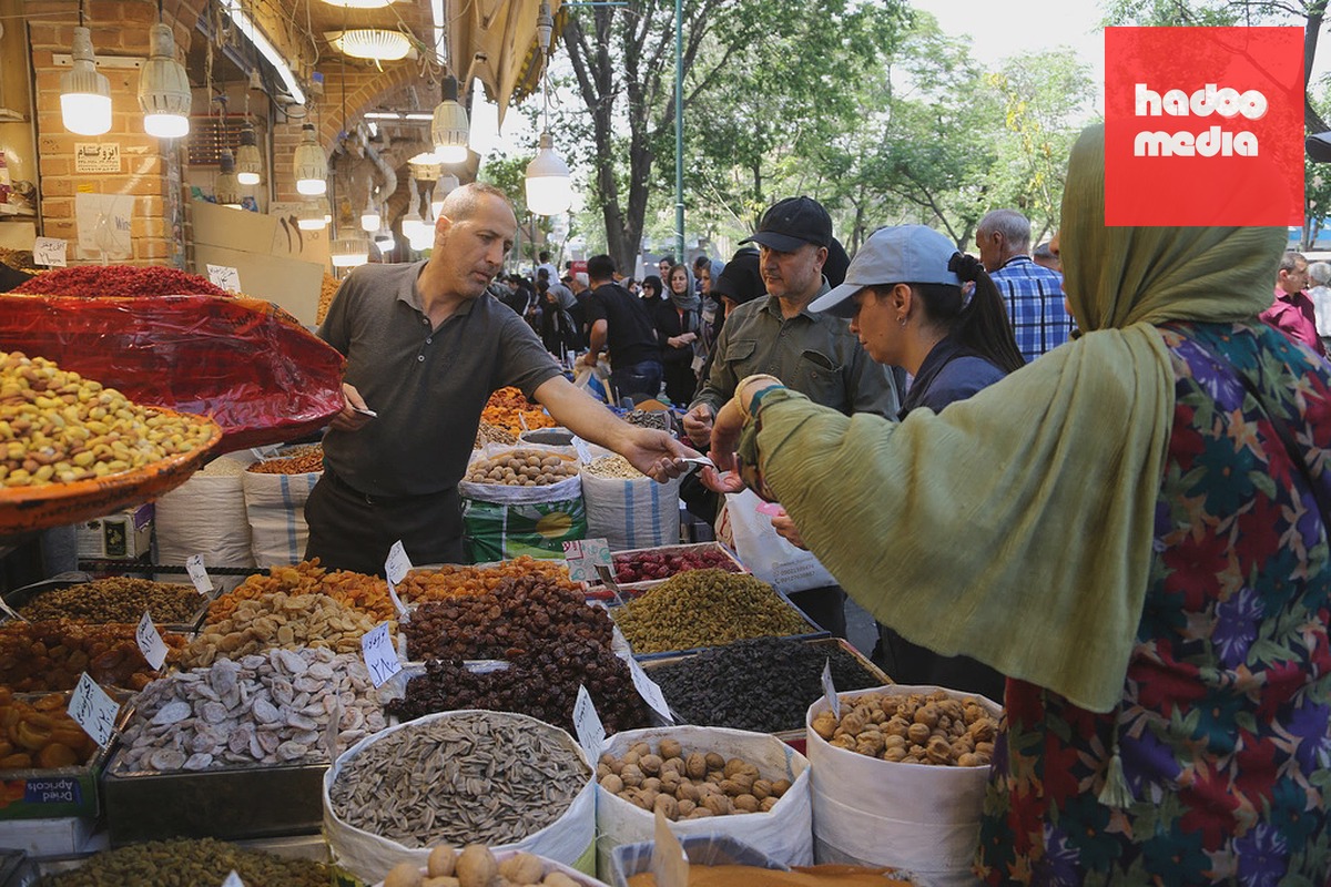 Người dân Iran tại một quầy hàng ở Tehran hôm 28/4. Ảnh: AFP