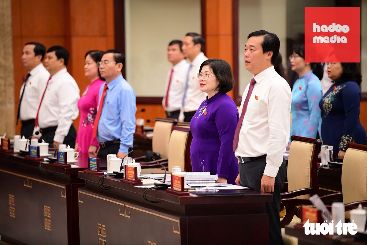 Các đại biểu tham gia kỳ họp HĐND sáng nay 27-8 - ẢNH: QUANG ĐỊNH