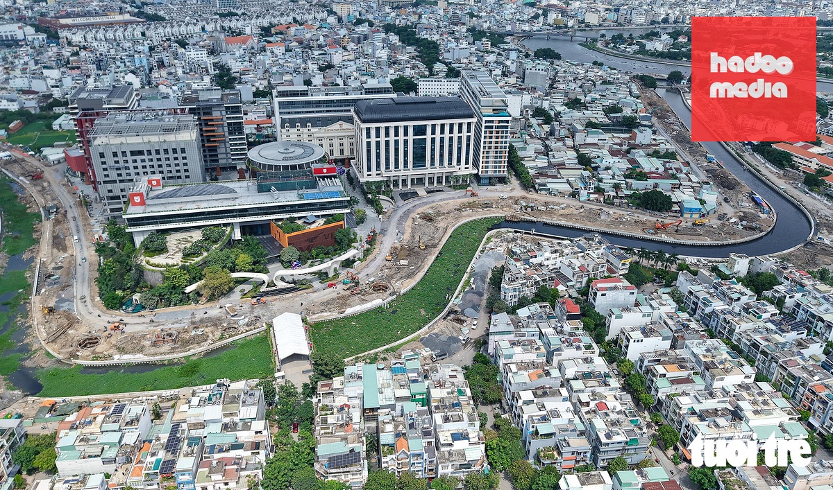 Hình hài gói thầu XL03 (đoạn từ đường Lương Ngọc Quyến đến sông Vàm Thuật) dự án cải tạo rạch Xuyên Tâm sau hơn 1 năm thi công - Ảnh: THUẬN VĂN