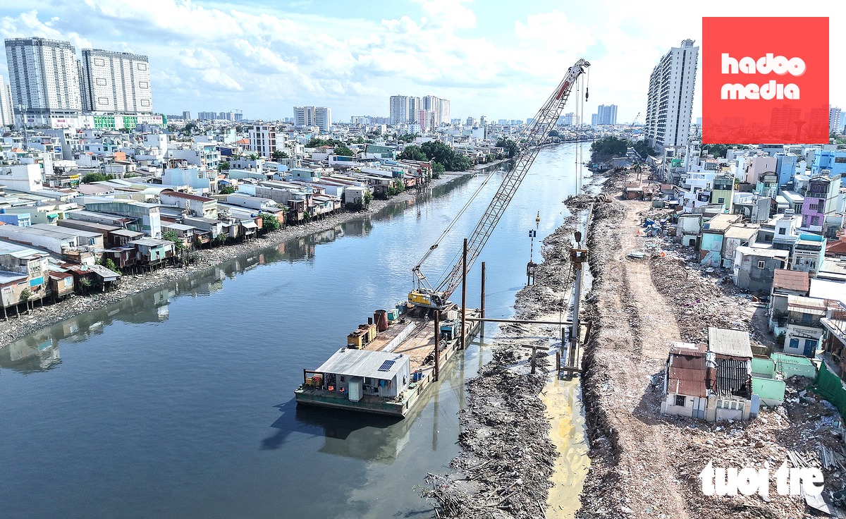 Với các thẩm quyền, cơ chế mới được giao, kỳ vọng sẽ tạo động lực để TP.HCM tăng tốc đầu tư công và thu hút vốn đầu tư xã hội hóa. Trong ảnh: Thi công dự án cải tạo bờ bắc kênh Đôi đoạn đường Nguyễn Duy (phường Chánh Hưng, TP.HCM) - Ảnh: THUẬN VĂN