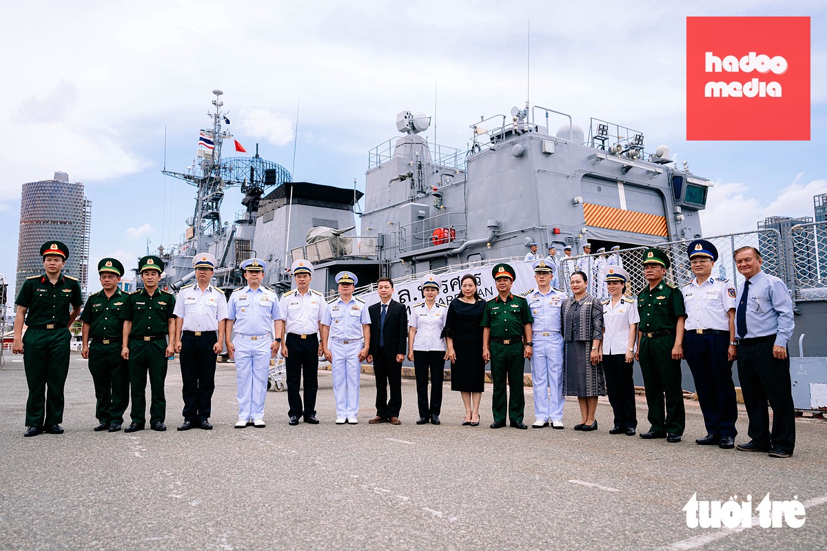 Các đại biểu Việt Nam, Thái Lan đón tàu hộ vệ tên lửa HTMS Naresuan (FFG-421) của Hải quân Hoàng gia Thái Lan cập cảng Nhà Rồng ngày 25-8, bắt đầu chuyến thăm xã giao tại TP.HCM - Ảnh: THANH HIỆP