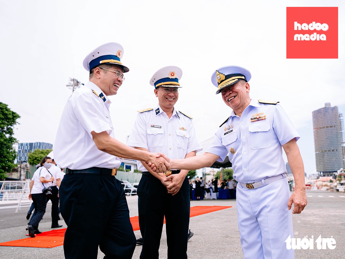 Đại tá Phạm Tiến Dũng, Phó tham mưu trưởng Bộ Tư lệnh Vùng 2 Hải quân Việt Nam (bìa trái), chào đón Chuẩn đô đốc Borworn Promkaewngam cùng thủy thủ đoàn đến với TP.HCM - Ảnh: THANH HIỆP