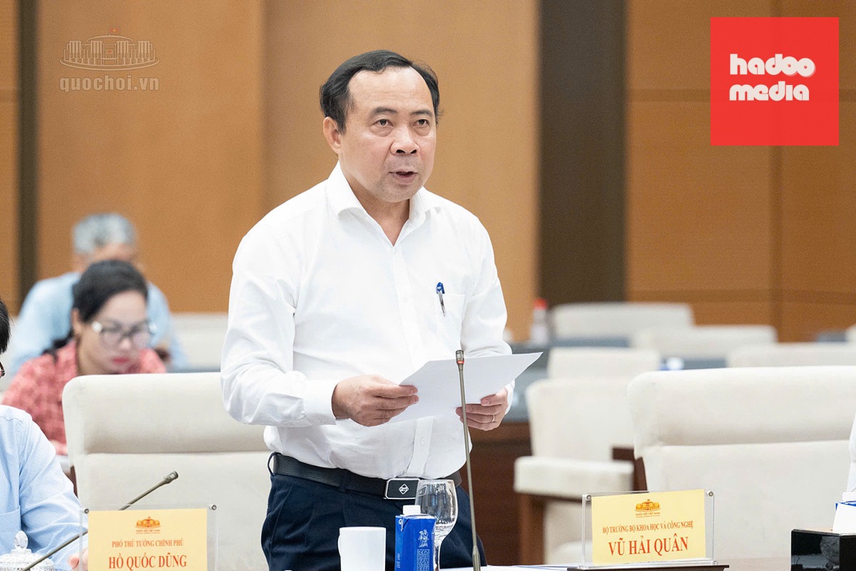 Bộ trưởng Khoa học và Công nghệ Vũ Hải Quân trình Ủy ban Thường vụ Quốc hội dự án luật sáng 27/8. Ảnh: Cổng TTĐT Quốc hội
