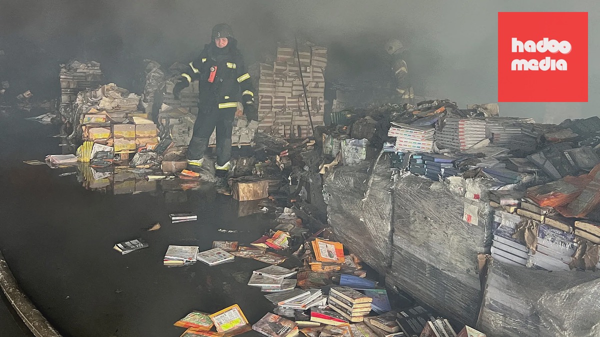Hasič ve skladu firem Ranok a KnyhoLand v Charkově zničeném ruským útokem (1. srpna 2026)