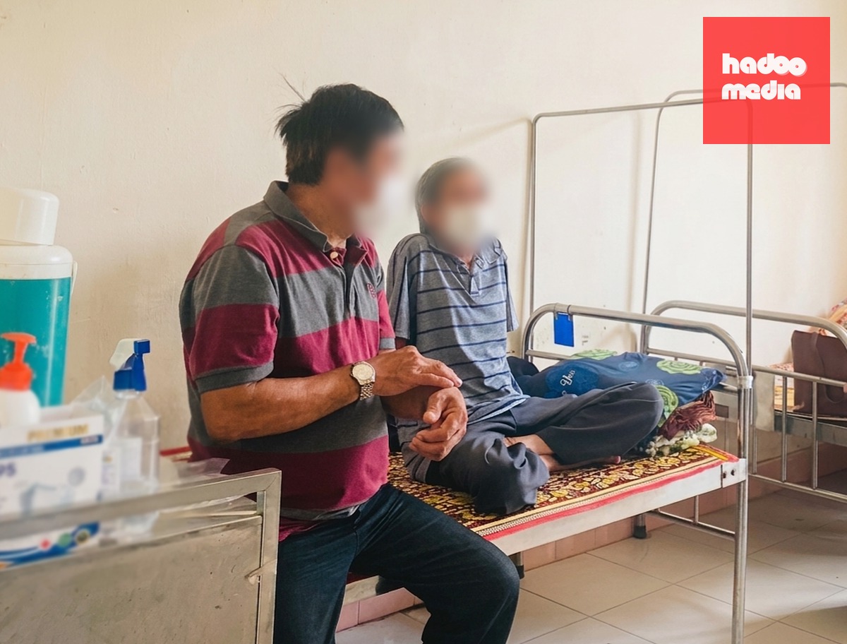 Ông Hơn (trái) vẫn mang theo căn bệnh mạn tính, nhưng nói dối đã lành nhờ "thuốc giấu" vì sợ con buồn. Từ đó bà Thảo cứ lấy ông làm nhân chứng để dẫn khách chia hoa hồng từ "thần y" - Ảnh: CHÂU SA