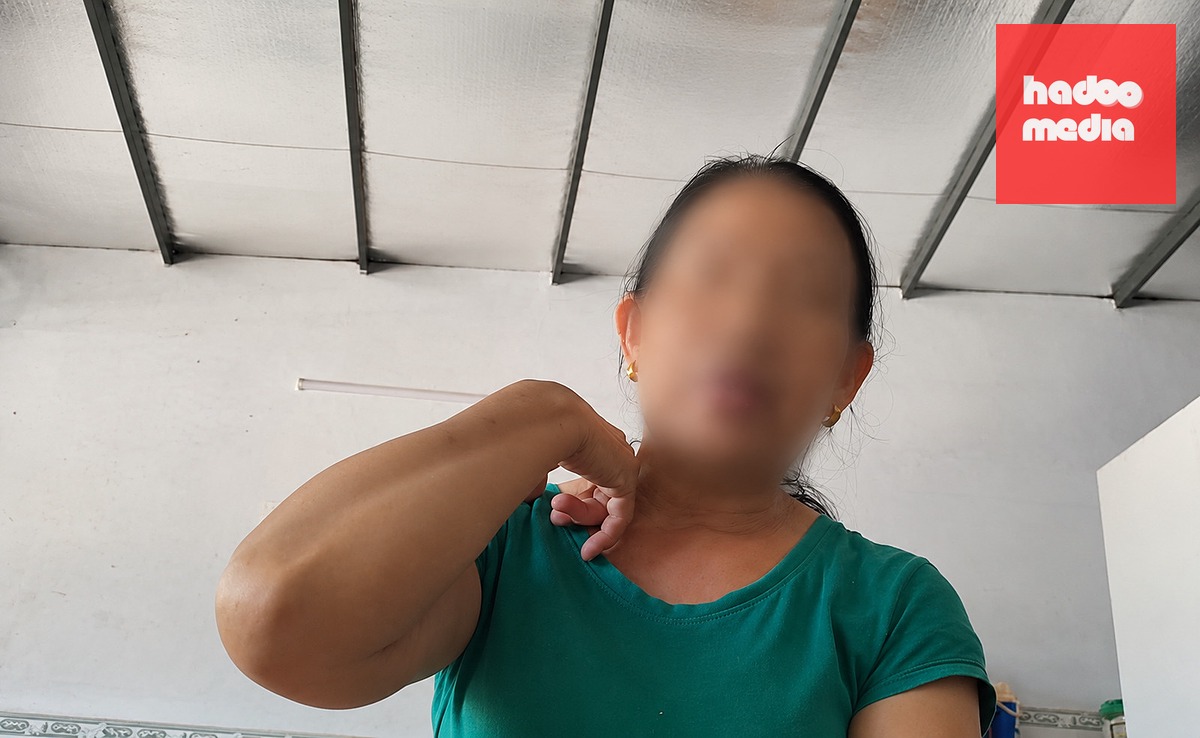 Bà Lan, mẹ của Mỹ Hạnh, thừa nhận thầy Tịnh (chồng bà) chữa bệnh "nhờ ơn trên" chứ không học hành trường lớp và không bấm huyệt như được giới thiệu - Ảnh: CHÂU SA