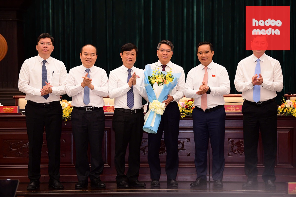 Chủ tịch HĐND TP.HCM Võ Văn Minh (thứ ba từ trái qua), Chủ tịch UBND TP.HCM Nguyễn Văn Được (thứ hai từ phải qua) cùng các Phó chủ tịch UBND TP chúc mừng  Giám đốc Sở Khoa học và Công nghệ Lê Văn Thăng được bầu bổ sung Ủy viên UBND TP.HCM - Ảnh: QUANG ĐỊNH