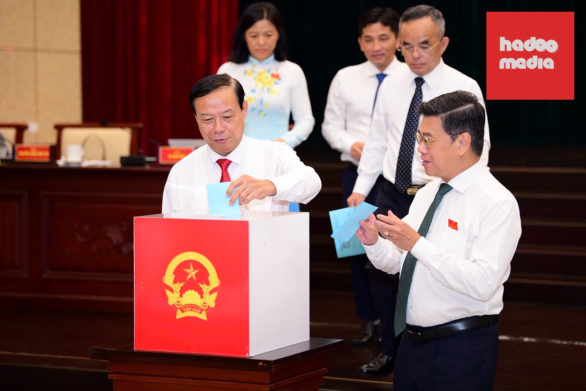 Các đại biểu HĐND TP.HCM bỏ phiếu bầu bổ sung Ủy viên UBND TP.HCM nhiệm kỳ 2026-2031 - Ảnh: QUANG ĐỊNH