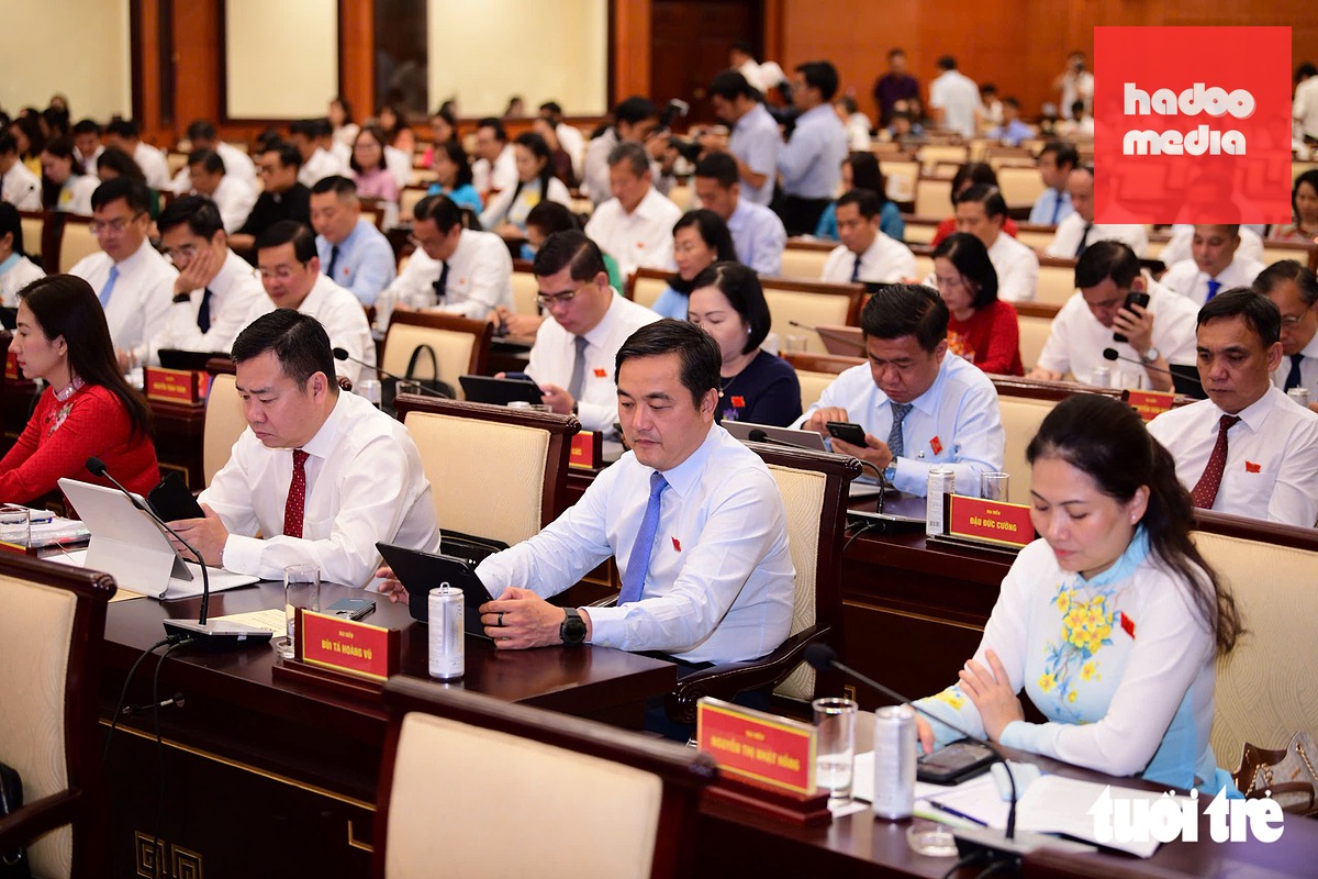 Các đại biểu HĐND thông qua chủ trương các dự án, nghị quyết - Ảnh: QUANG ĐỊNH