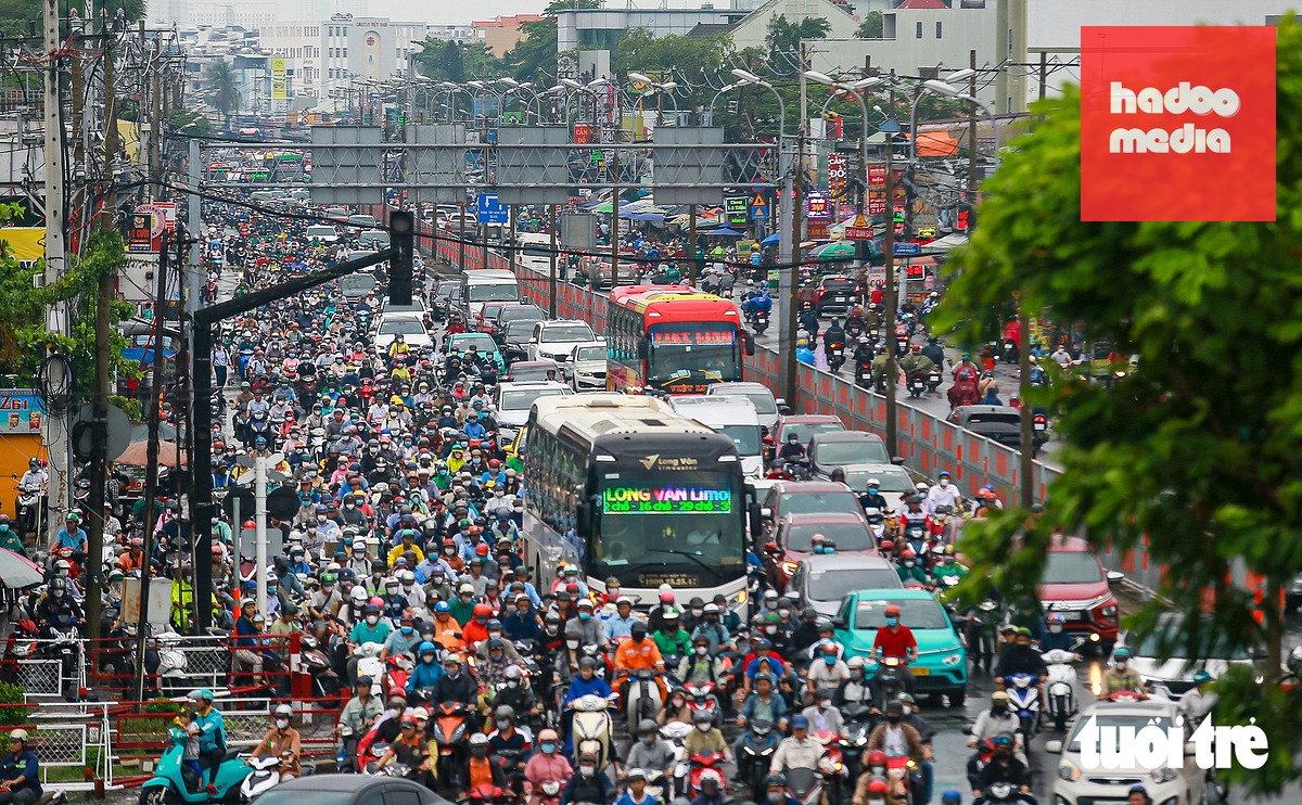 Quốc lộ 13 (đoạn từ cầu Bình Triệu đến cầu Vĩnh Bình, giáp ranh Bình Dương cũ) kẹt cứng xe giờ cao điểm - Ảnh: CHÂU TUẤN