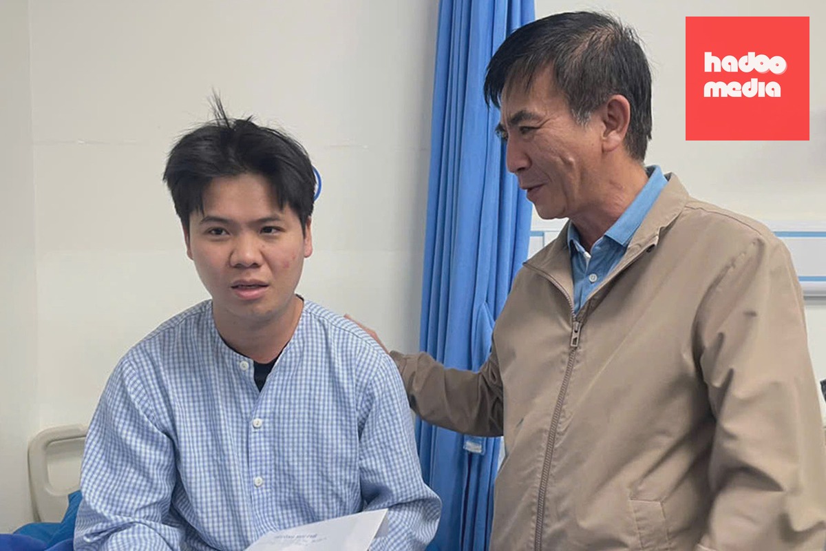 Nạn nhân Phan Ngọc Quốc Lên (trái) đang được điều trị tại bệnh viện. Ảnh: Ngọc Oanh
