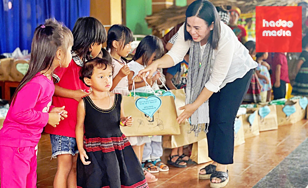 Cô Nguyễn Quốc Thư Trâm, Hiệu trưởng Trường mầm non Ngọc Lan (Đà Nẵng), trao quà cho học sinh miền núi từ nguồn quỹ của giáo viên - Ảnh: CHÂU SA