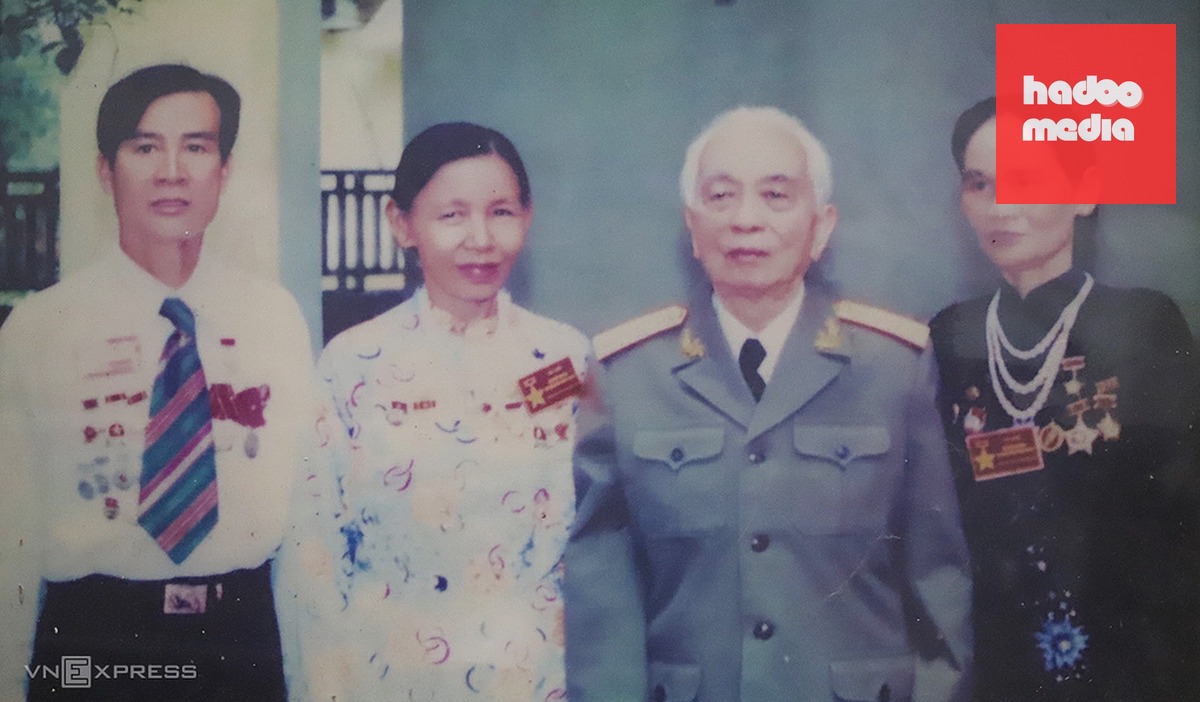 Ông Nguyễn Tri Ân (ngoài cùng, góc trái) và các nữ thanh niên xung phong chụp ảnh cùng đại tướng Võ Nguyên Giáp tại cuộc gặp gỡ lực lượng thanh niên xung phong năm 2000.
