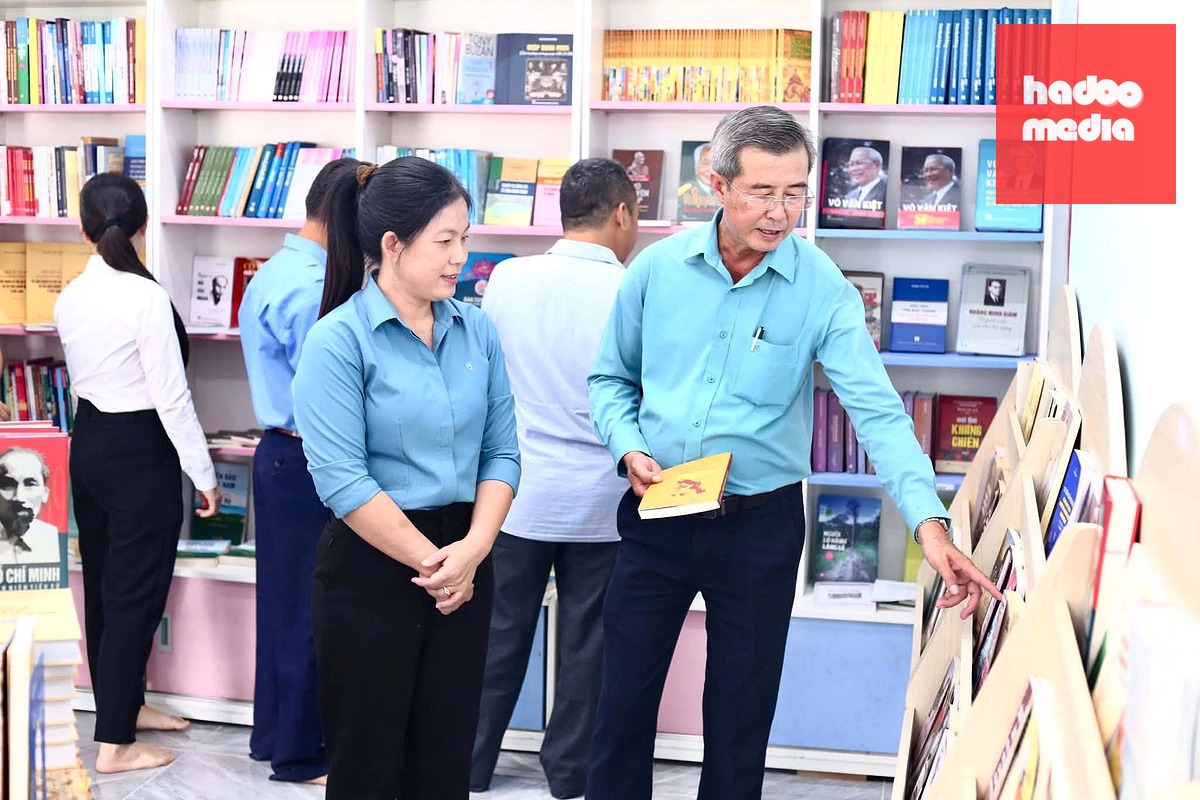 Cán bộ, công chức xã đảo Thạnh An tham quan Không gian văn hóa Hồ Chí Minh - Ảnh: T.A.