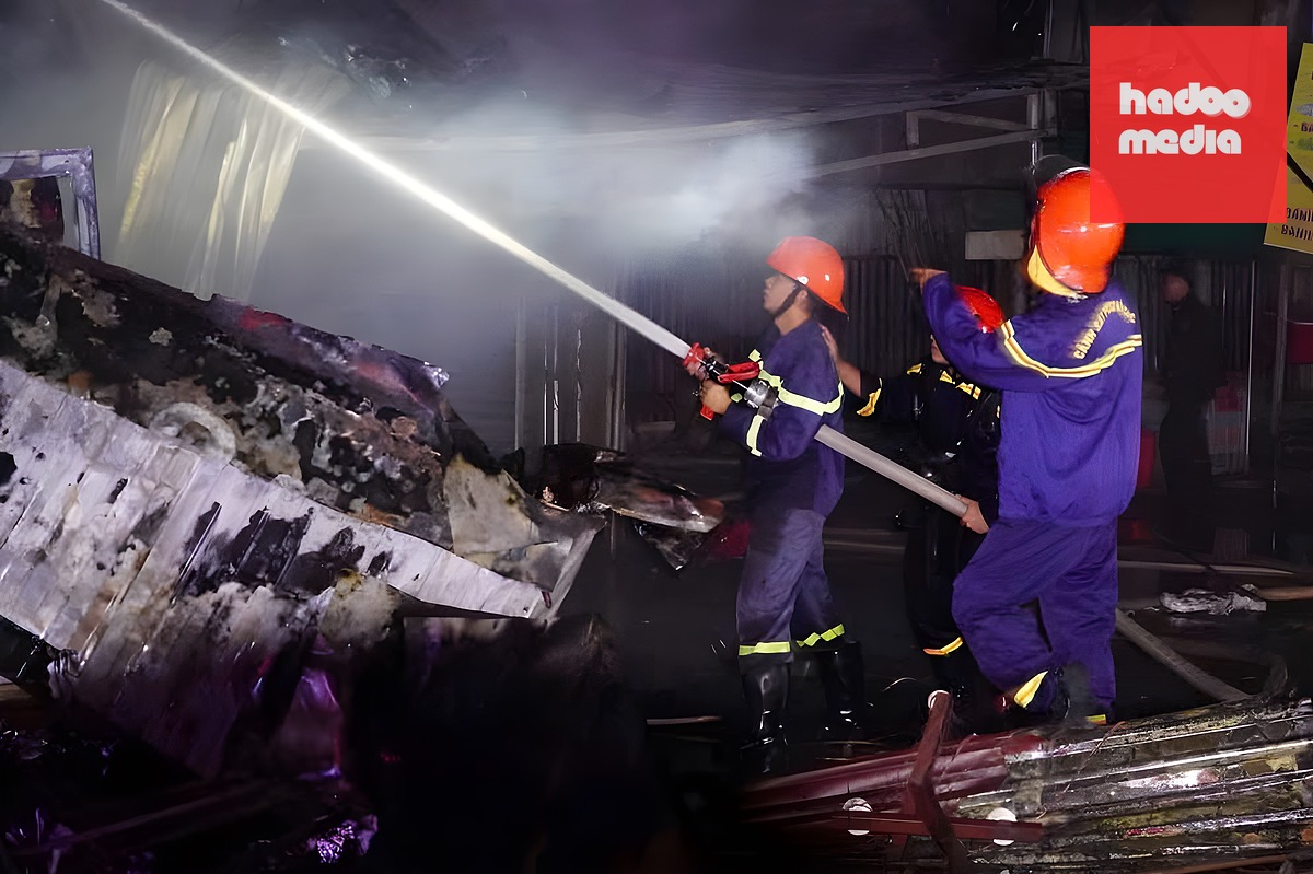 Cảnh sát PCCC phun nước dập lửa. Ảnh: Chi Yêng