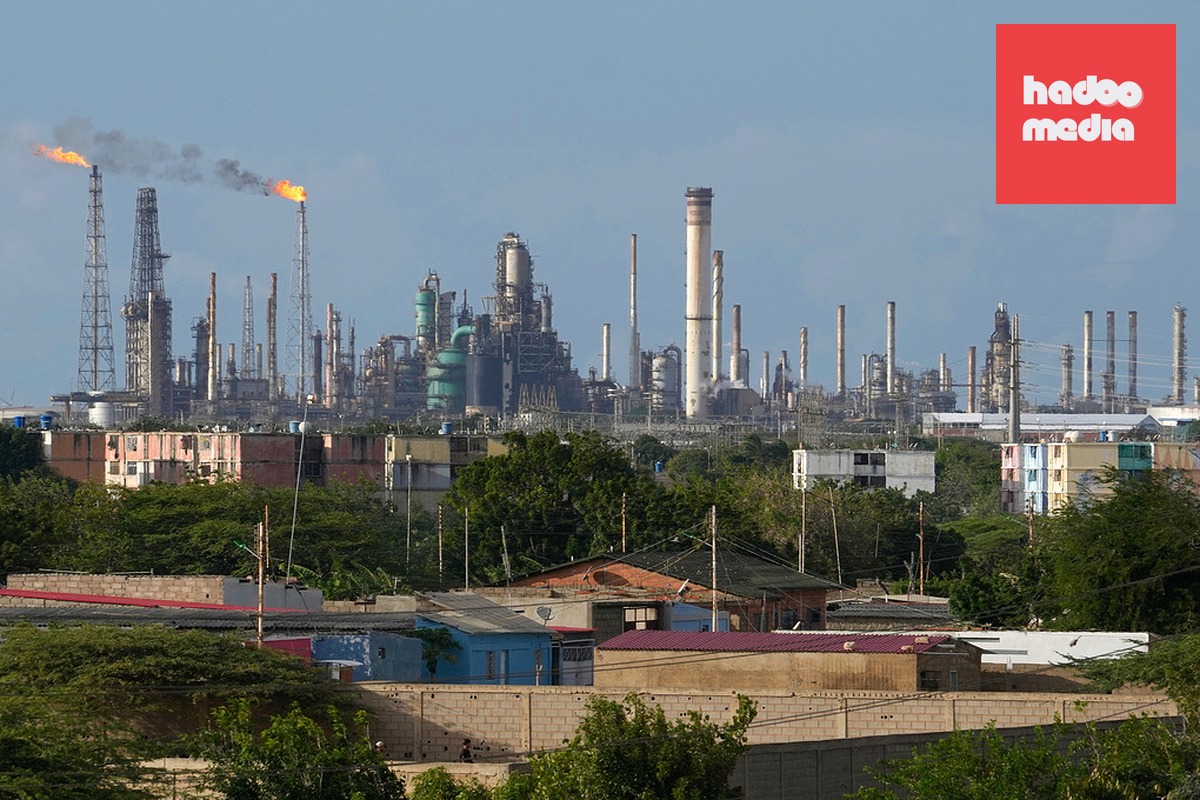 Nhà máy lọc dầu Amuay ở Los Taques, Venezuela, ngày 14/1. Ảnh AP