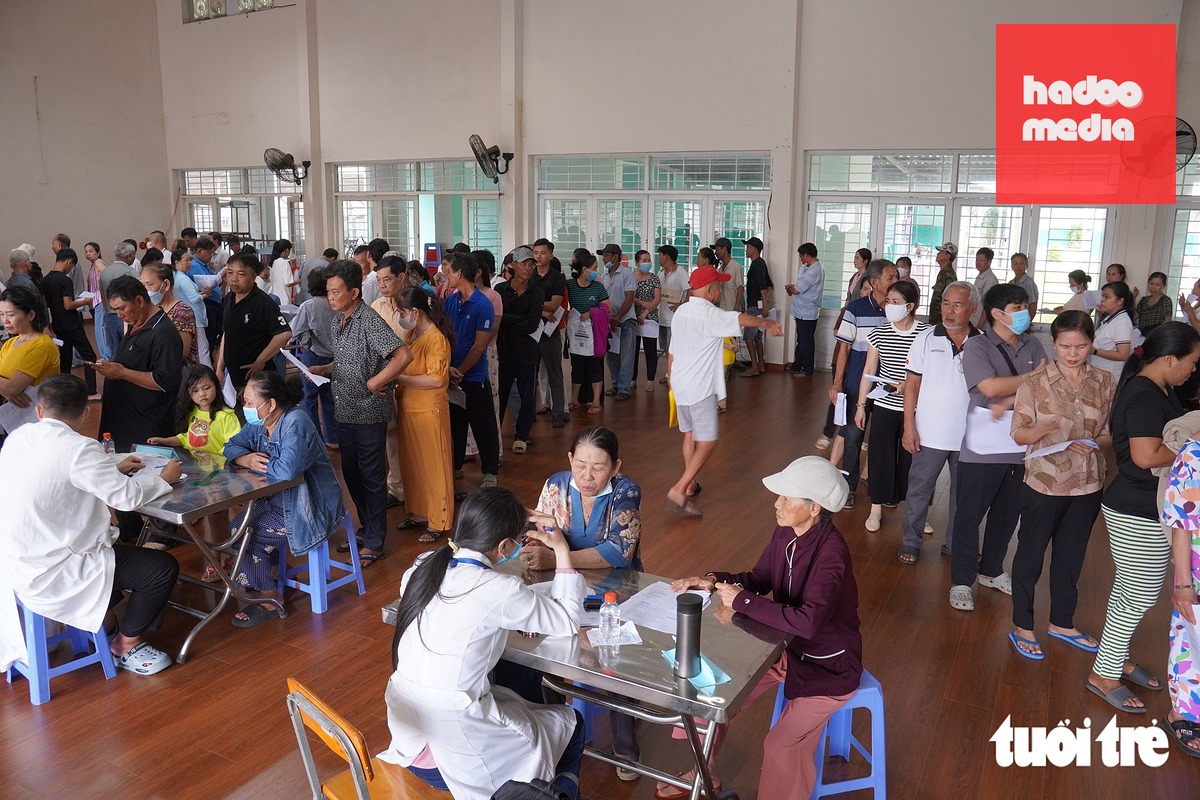 Đông đảo người dân xã Bà Điểm đến Trường THCS Đỗ Văn Dậy xếp hàng khám sức khỏe miễn phí, do đoàn y bác sĩ Bệnh viện Đa khoa khu vực Hóc Môn trực tiếp thăm khám - Ảnh: XUÂN MAI