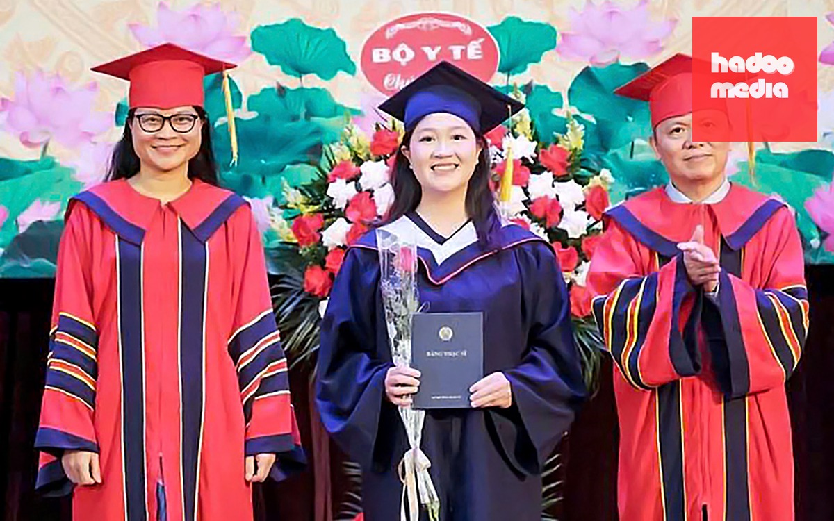 GS.TS Lê Ngọc Thành, Hiệu trưởng Trường đại học Y Dược (bìa phải) và PGS.TS Phạm Cẩm Phương (bìa trái) trao bằng tốt nghiệp cho bác sĩ nội trú chuyên ngành ung thư Vũ Thị Niên năm 2025. Nhiều ý kiến đề nghị miễn học phí cho hệ đào tạo này - Ảnh: NGUYÊN BẢO