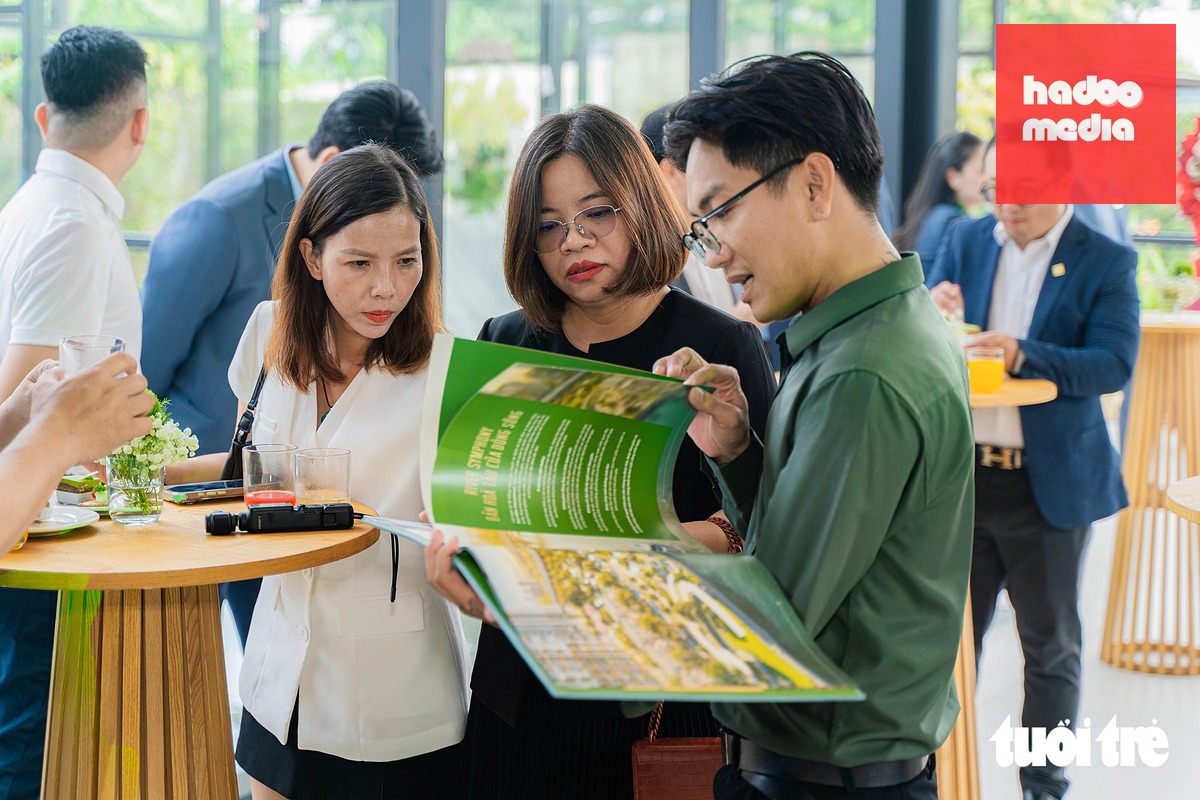 Dù thị trường ghi nhận nhu cầu lớn nhưng nguồn cung bất động sản đáp ứng đúng các tiêu chí wellness tại Việt Nam hiện vẫn còn khá hạn chế. Ảnh chụp khách hàng tìm hiểu về một dự án bất động sản chăm sóc sức khỏe đang xây dựng tại phường Phước Long, TP.HCM - Ảnh: C. T.