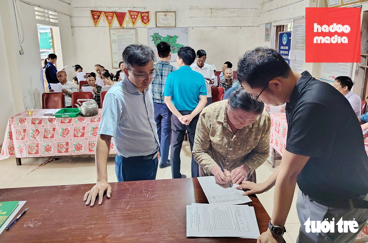 Người dân xóm Nam Cát, xã Kim Liên, Nghệ An đồng thuận ký tên hiến đất để mở đường - Ảnh: DOÃN HÒA