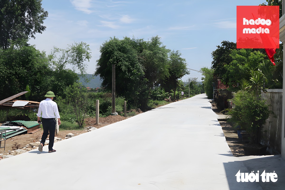 Một con đường mới được đổ bê tông kiên cố ở xã Kim Liên, Nghệ An nhờ sự đồng thuận của người dân