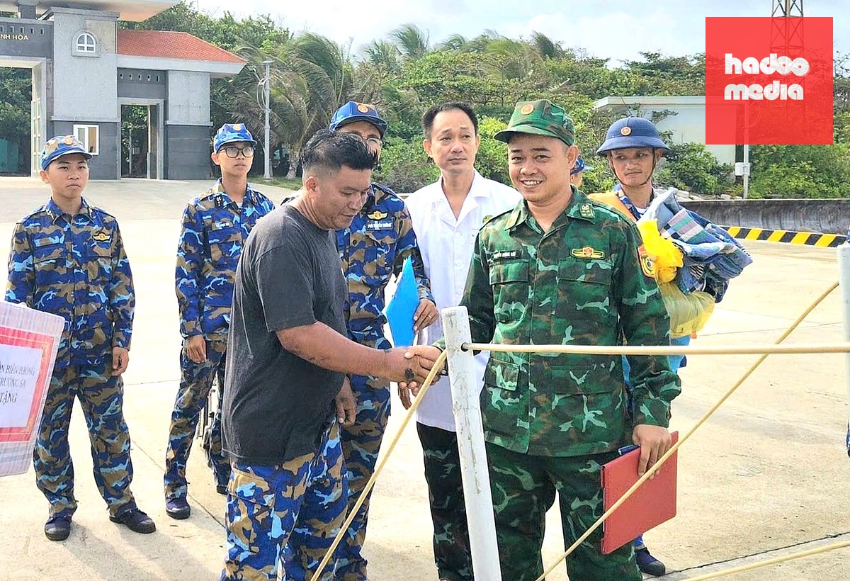 Đồn Biên phòng Trường Sa bàn giao 32 ngư dân gặp nạn trên biển cho tàu Trường Sa 18 đưa về đất liền - Ảnh: VĂN TÂN
