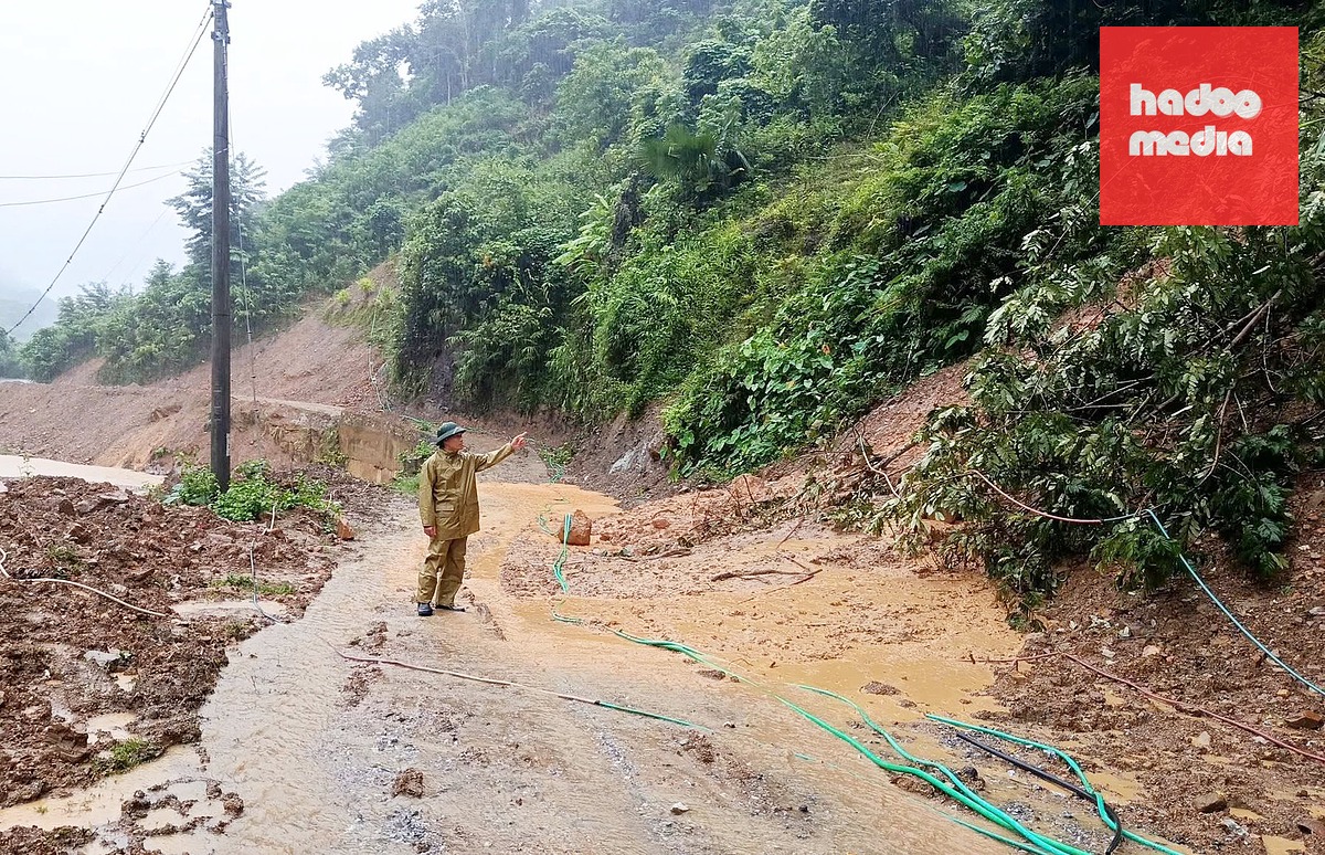 Xuyên lễ 2-9 sửa đường sạt lở, kịp đón học sinh trước năm học mới - Ảnh 1.