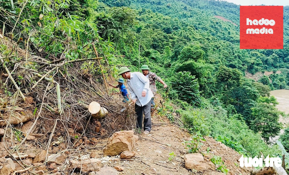 Tuyến đường từ bản Lạ đi 4 bản vùng trong của xã Lượng Minh gồm bản Đửa, Minh Tiến, Minh Thành và Chẳm Puông bị sạt lở nghiêm trọng - Ảnh: TÂM PHẠM