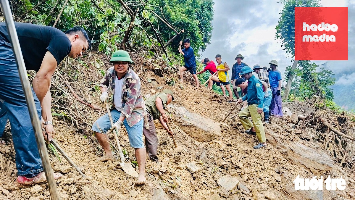 Tranh thủ nghỉ lễ, người dân cùng các lực lượng của chính quyền địa phương xã Lượng Minh, Nghệ An cùng sửa đường sạt lở do mưa lũ - Ảnh: TÂM PHẠM