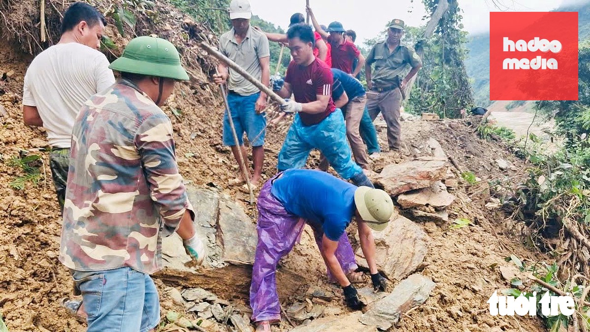 Không khí lao động khẩn trương giữa những ngày nghỉ lễ khiến những đoạn đường vốn ngổn ngang bùn đất dần được dọn sạch - Ảnh: TÂM PHẠM