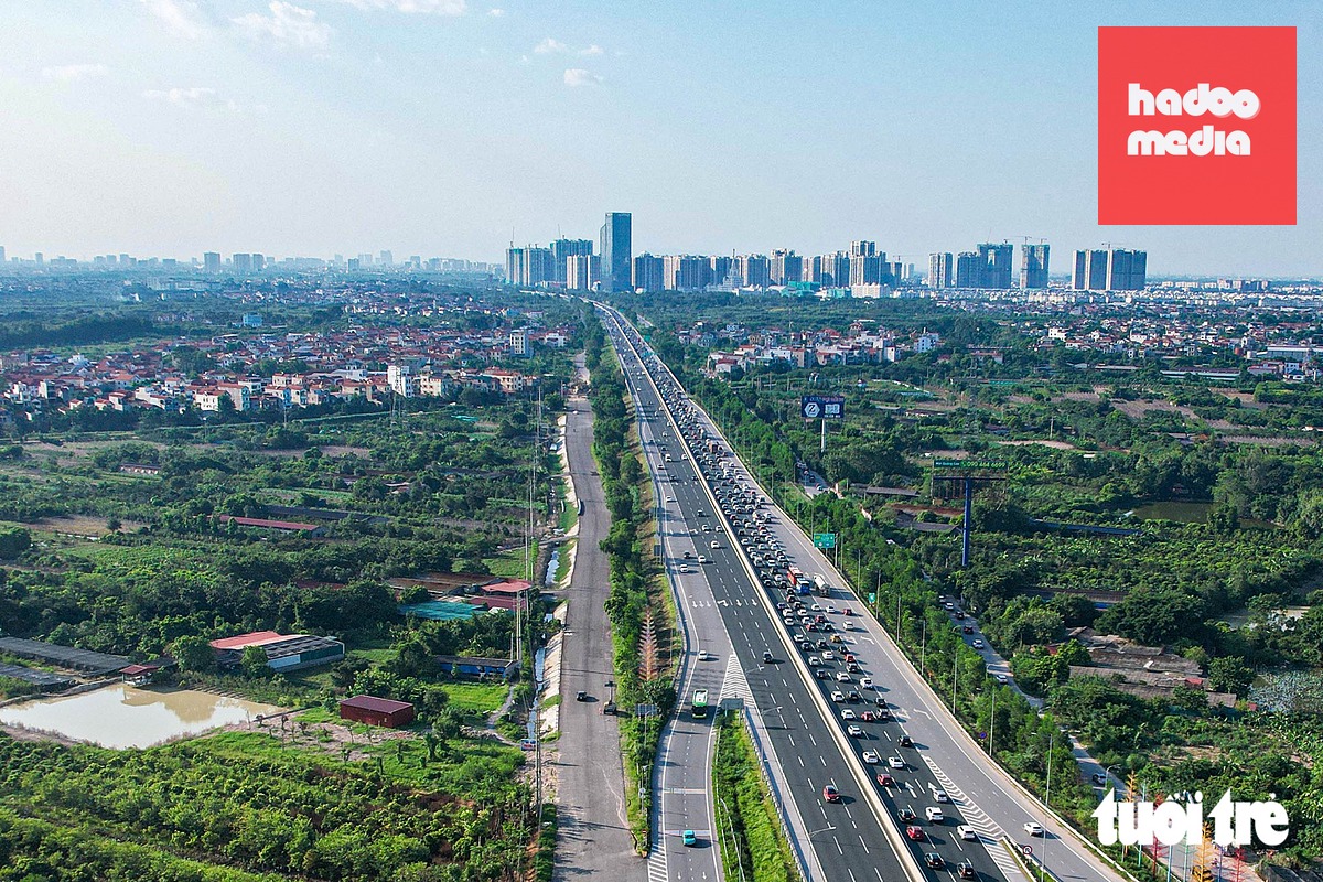 Chưa hết nghỉ lễ, dòng xe ùn ùn trở lại Hà Nội khiến cửa ngõ phía đông kẹt cứng - Ảnh 3.