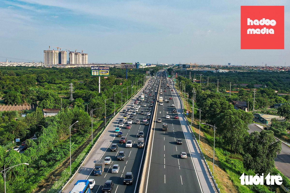 Chưa hết nghỉ lễ, dòng xe ùn ùn trở lại Hà Nội khiến cửa ngõ phía đông kẹt cứng - Ảnh 4.